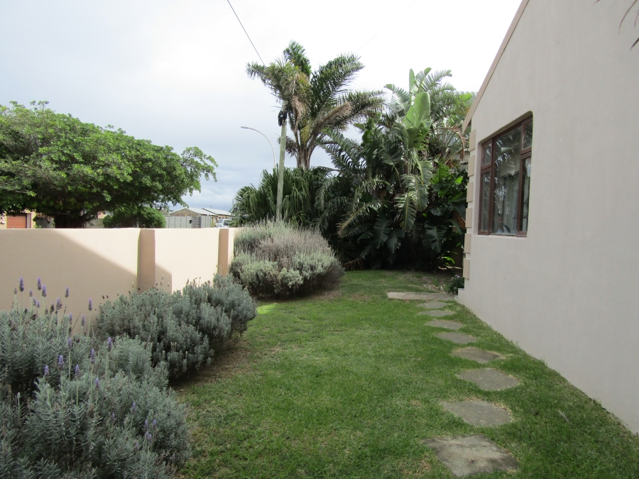 8 Bedroom Property for Sale in Wavecrest Eastern Cape